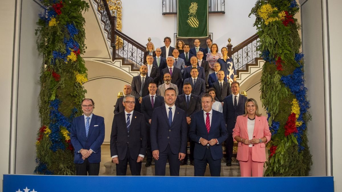Foto de familia de los presidentes de las diputaciones provinciales en Valencia.