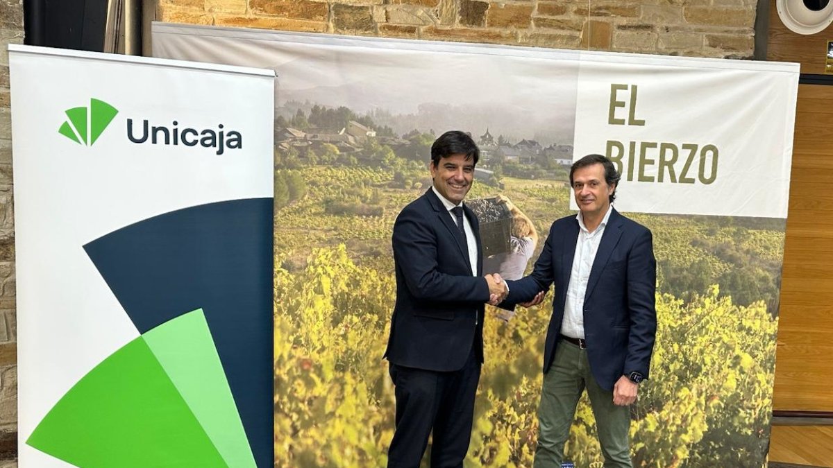 El director territorial de Noroeste de Unicaja, Manuel Rubio, y el presidente del Consejo Regulador de la DO Bierzo, Adelino Pérez.