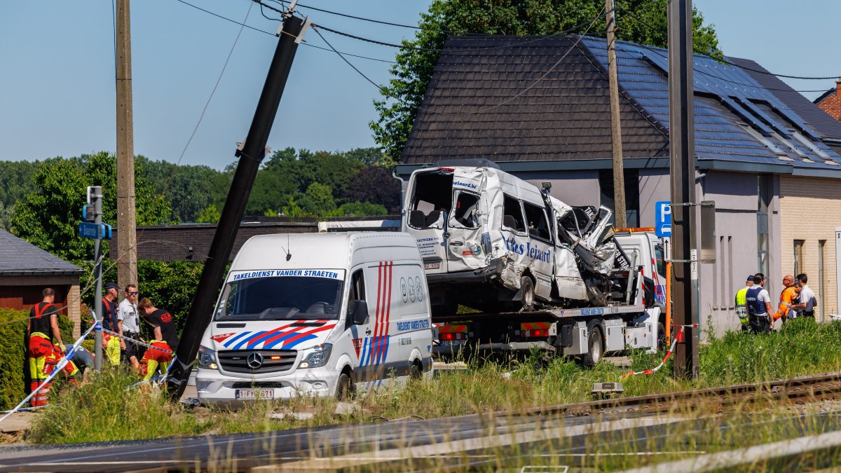 Bélgica investiga la colisión entre un tren y un minibús escolar con cuatro muertos.