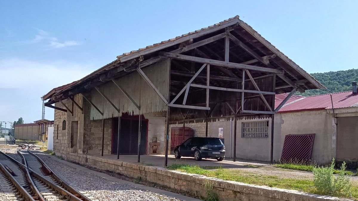 Edificio de mercancias de Feve, que será el centro de recepción del museo ferroviario.