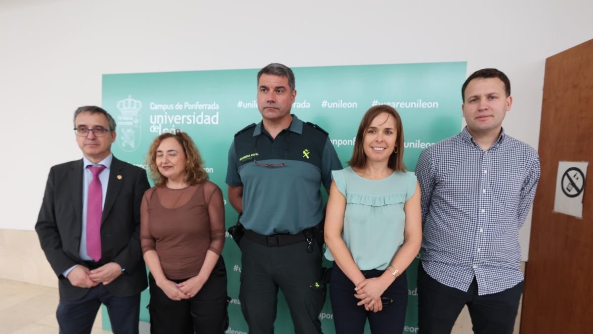 Representantes de la Universidad, la empresa y el Seprona.