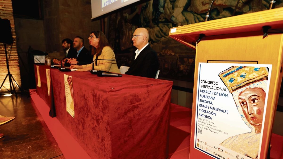 Momento de la inauguración de la primera ponencia.
