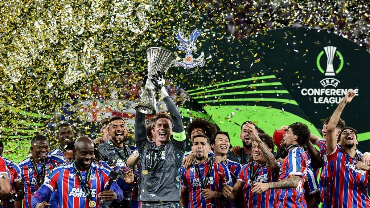 Los jugadores del Crystal palace celebran el título de campeones de la Liga Conferencia.