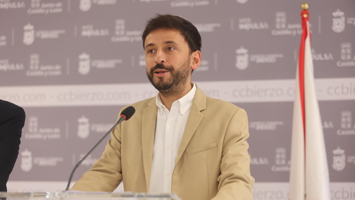 El procurador del PSOE Fran Díaz en su visita al Consejo Comarcal del Bierzo en Ponferrada