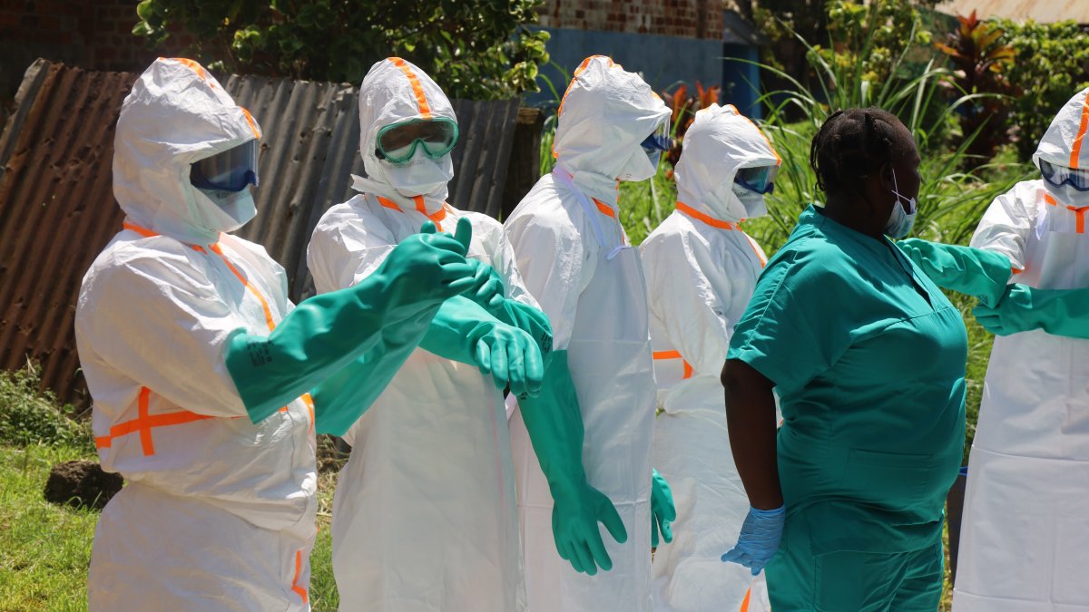 Médicos se ponen los trajes de protección en Mongbwalu, Ituri.