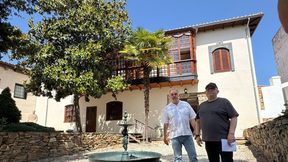 El alcalde y el concejal de Cultura ante la Casa Panero.