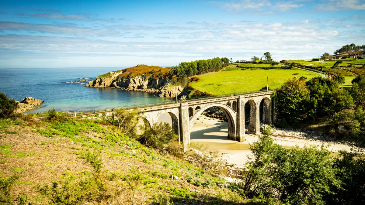 Situada en el norte de Galicia, entre el mar Cantábrico y las sierras del interior de la provincia de Lugo, A Mariña Lucense es uno de esos lugares capaces de conquistar al visitante desde el primer instante.