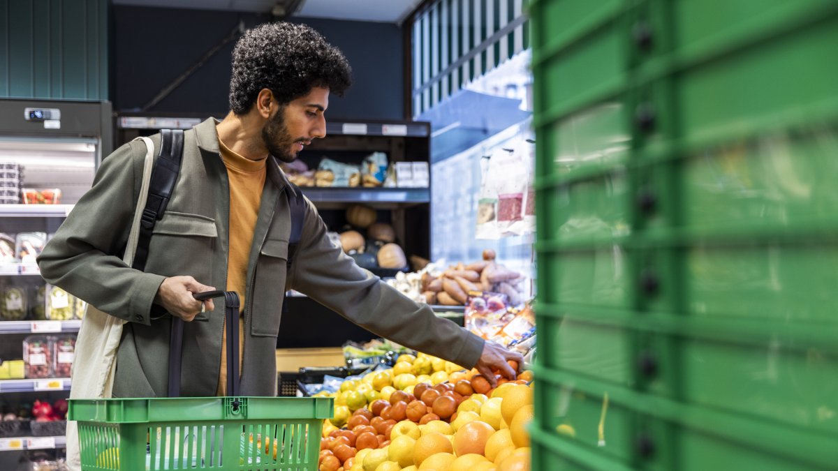 Un joven compra en un supermercado