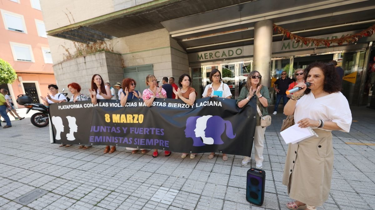 Concentración frente al Mercado de Abastos. L. de la mata