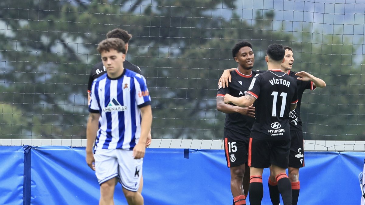 Lucas Ribeiro celebra su gol con sus compañeros.