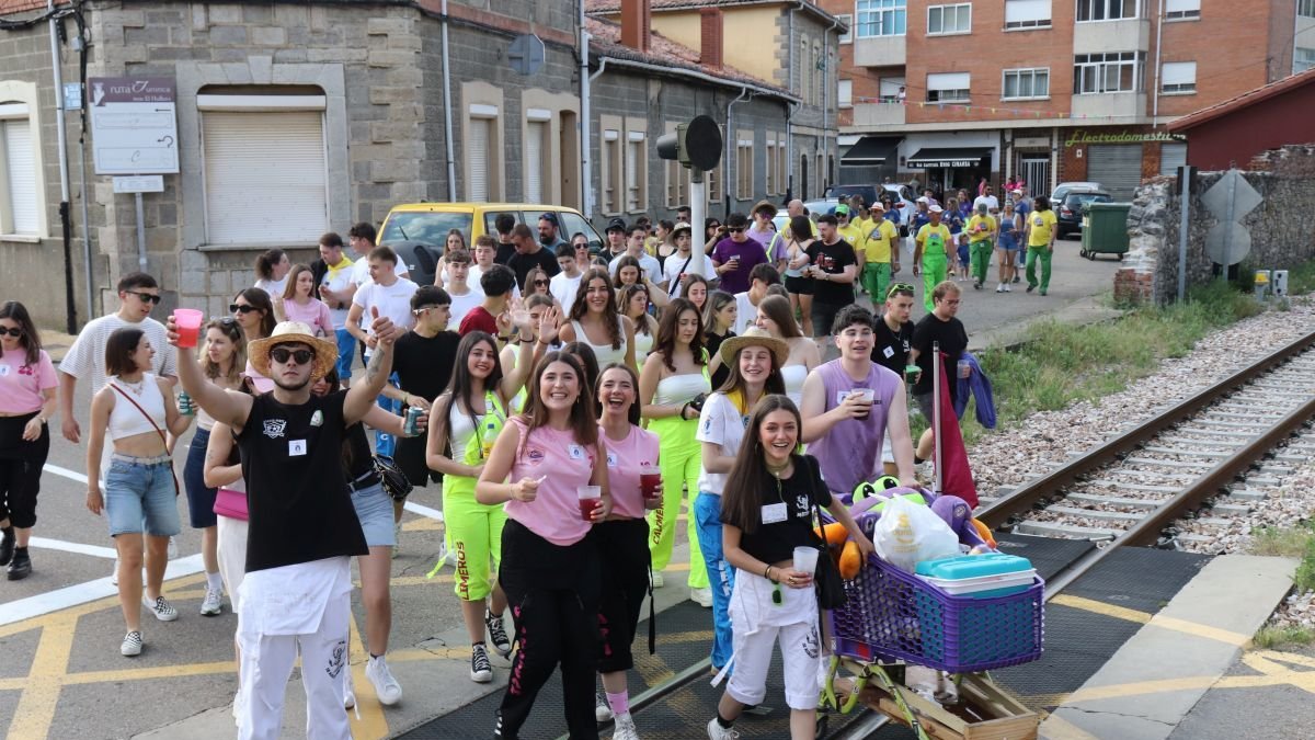 las peñas hicieron una ronda de bares por Cistierna.