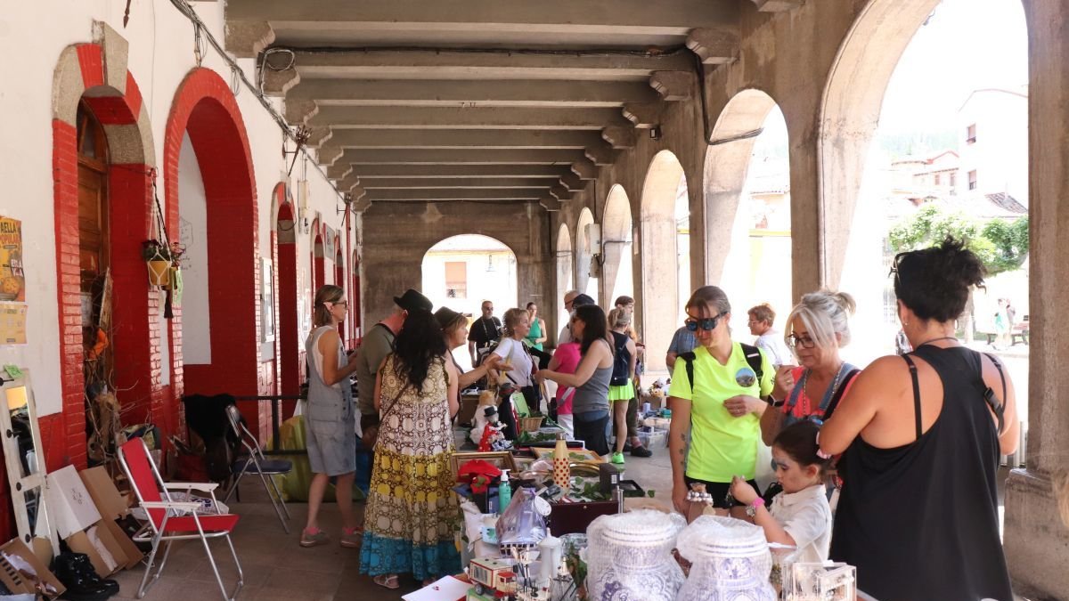 Mercadillo solidario ubicado en los portales del Ayuntamiento.