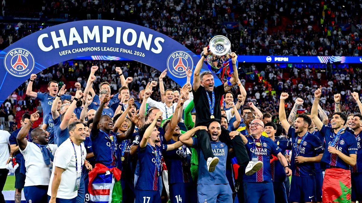 Luis Enrique levanta el trofeo de campeones de la máxima competición continental.