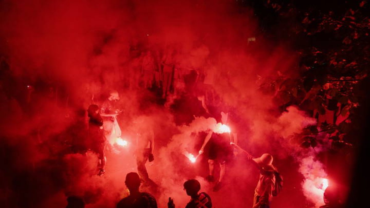 Aficionados del PSG celebran la victoria en la Liga de Campeones