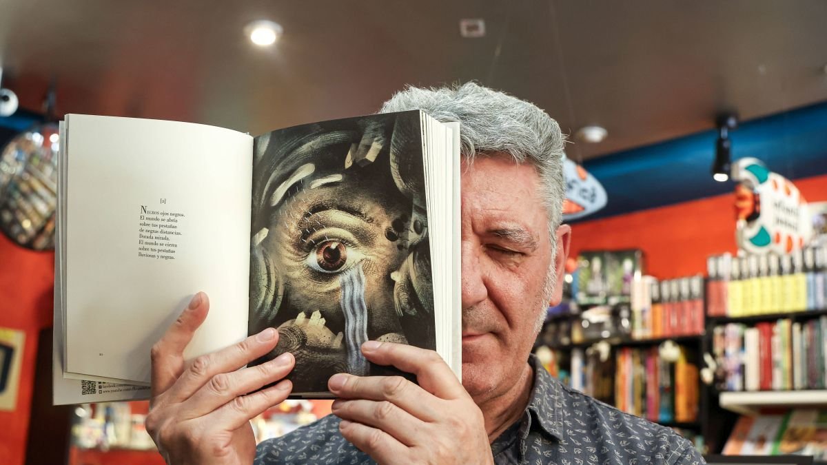 Toño Benavides, esta semana en Elektra, con un ejemplar de ‘Cancionero y Romancero de Ausencias’ (Los versos de Cordelia. Reino de Cordelia).