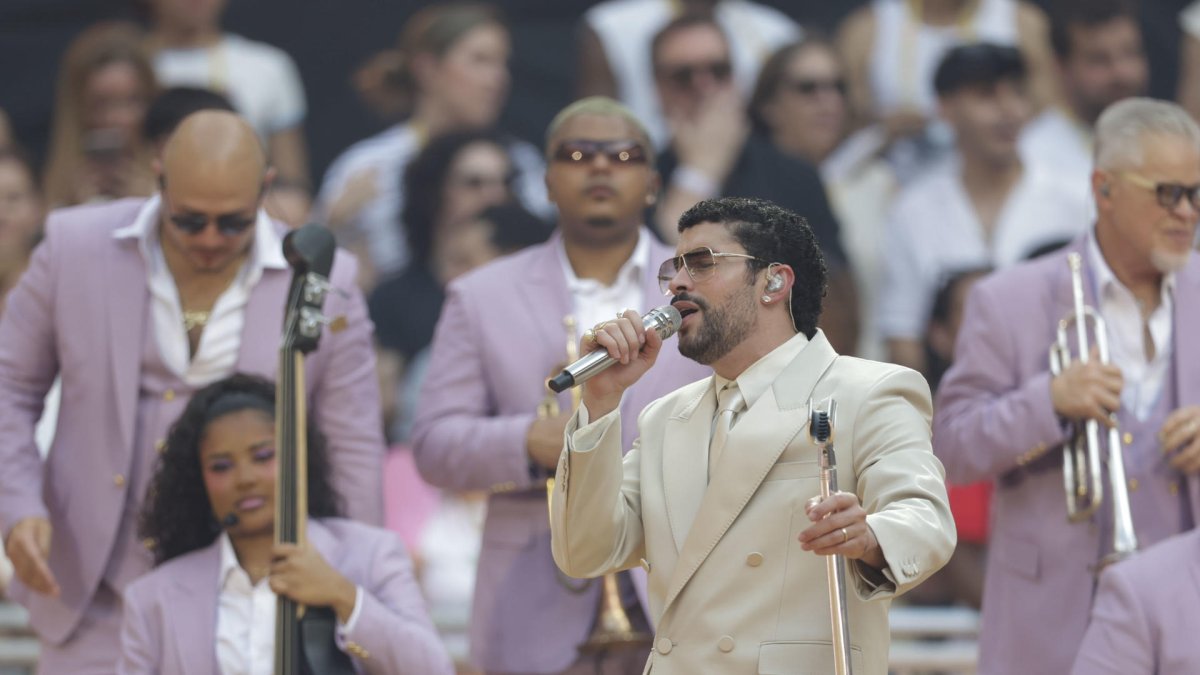 El cantante y compositor puertorriqueño Bad Bunny durante el concierto que ha ofrecido este sábado en el estadio Metropolitano, en Madrid. EFE/ Juanjo Martín.