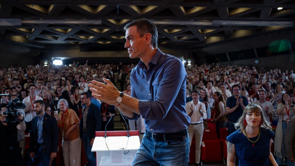 El presidente del Gobierno y secretario general del PSOE, Pedro Sánchez, acompañado por la secretaria general electa de Juventudes Socialistas de España, Aránzazu Figueroa, durante su participación en la clausura del 27ª Congreso de JSE, este domingo en Madrid.