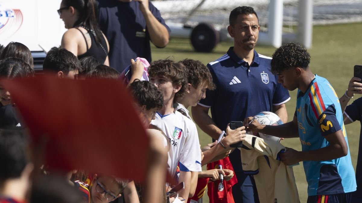 Yamal firma autógrafos antes del entrenamiento en la Ciudad del Fútbol en Las Rozas.