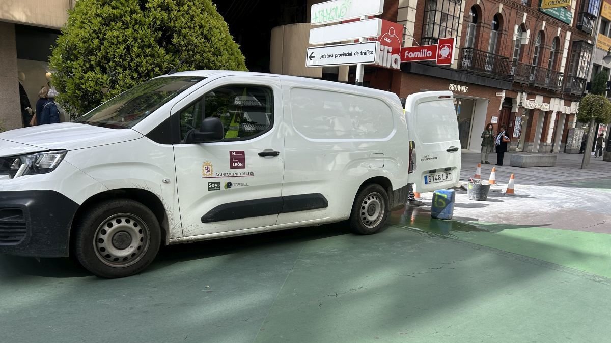 La furgoneta de una de las brigadas de la empresa privada este viernes, en Ordoño II.