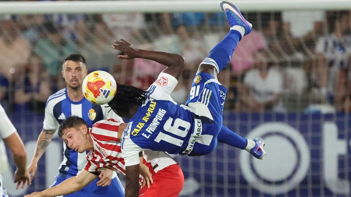 Frimpong, en una pugna, minutos después de que le hiciesen una dura entrada al tobillo.
