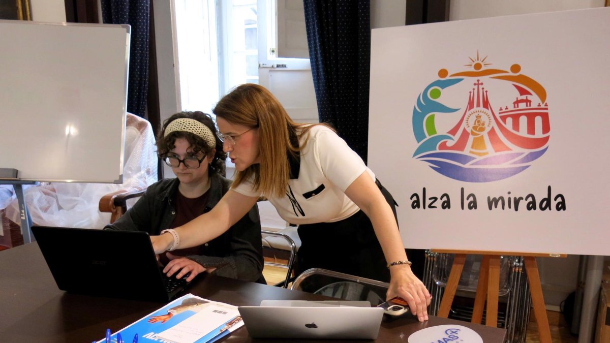 La coordinadora de la visita del papa a Gran Canaria, Enelida Hernández (d), revisa unos documentos con la voluntaria Beatriz Hernández (i) en el Palacio Episcopal de Las Palmas de Gran Canaria. La expectación es máxima entre los voluntarios que participarán en la visita del papa León XIV a España, en su gran mayoría jóvenes, pero son perfiles de todas las edades que forman parte del engranaje.