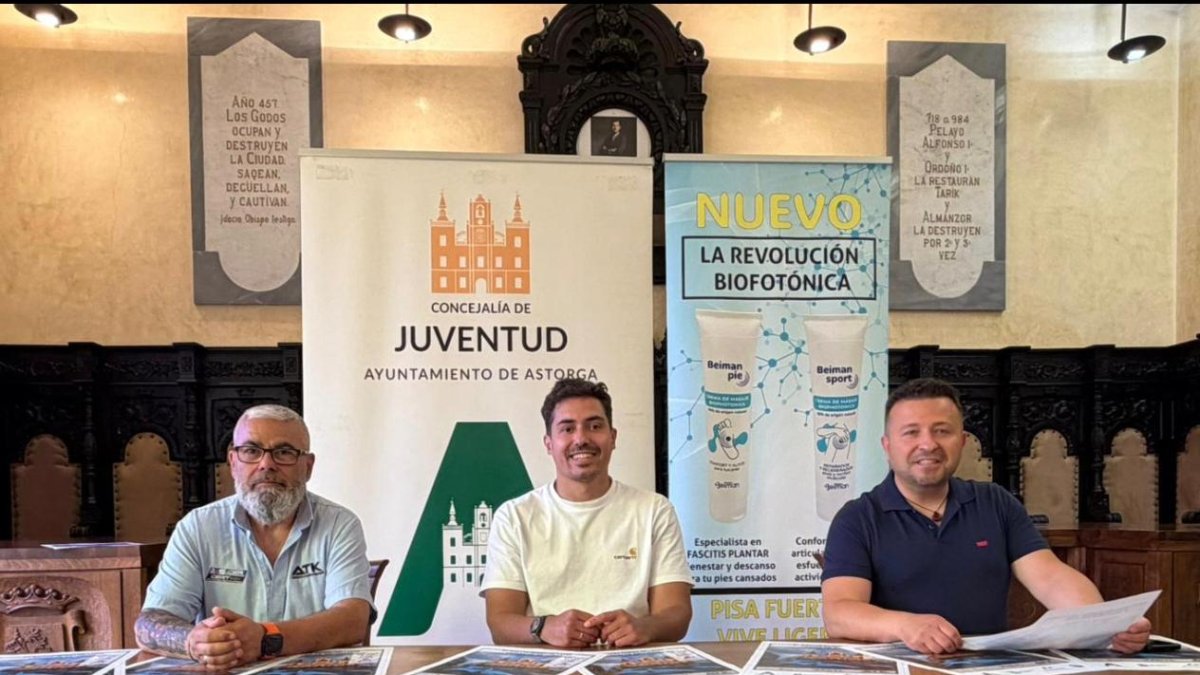 La presentación contó con la presencia de Borja González, concejal del Ayuntamiento de Astorga; Pablo Peyuca, responsable de Relaciones Protocolarias e Institucionales de ATK; y Bonifacio Prieto, tesorero de la entidad organizadora.