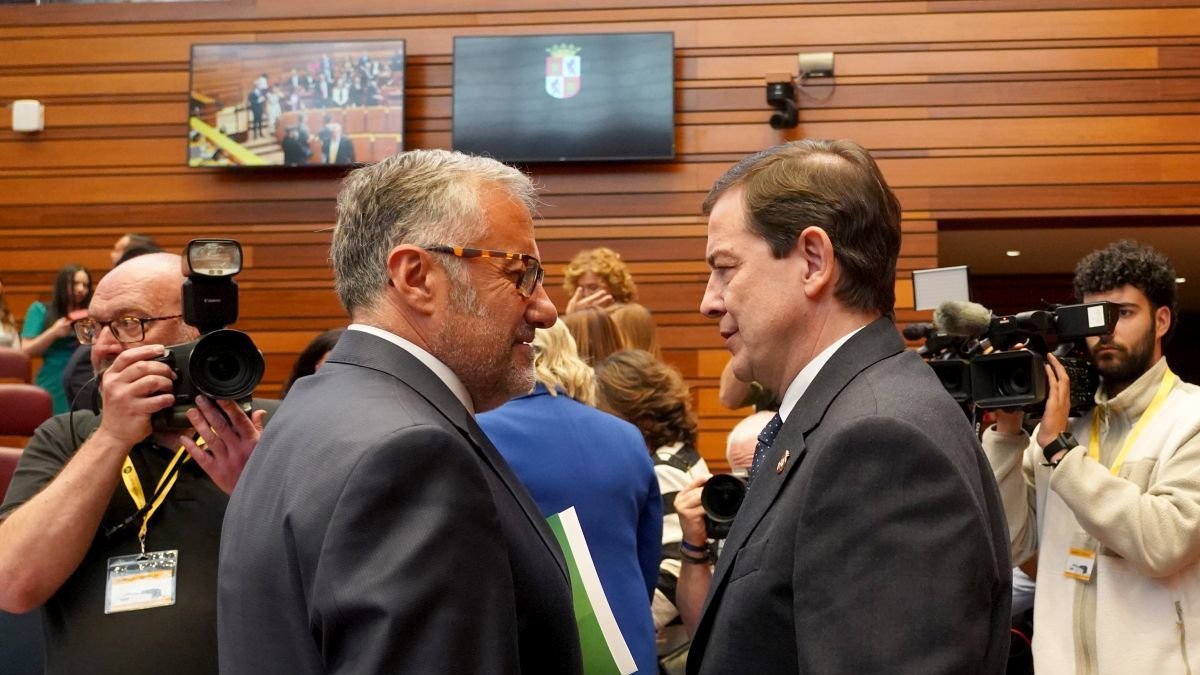 Pollán y Mañueco conversan durante la sesión constitutiva de las Cortes de CyL de la XIII Legislatura.