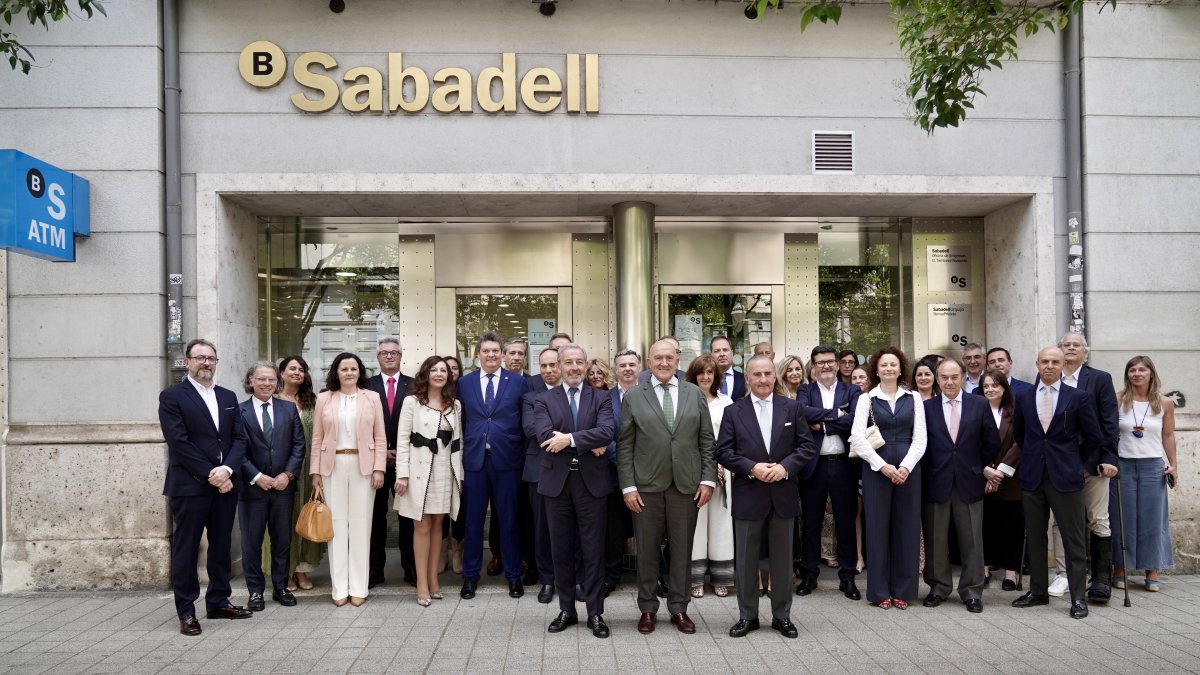 Banco Sabadell inauguró su nuevo modelo de oficina, un espacio que responde a las nuevas formas de relación con el cliente, tanto particular como empresa. En el acto de inauguración intervinieron el alcalde de Valladolid, Jesús Julio Carnero; el director general adjunto de Banco Sabadell, Pablo Junceda Moreno; y el presidente del Consejo Consultivo de Banco Sabadell en Castilla y León, Javier Vega.