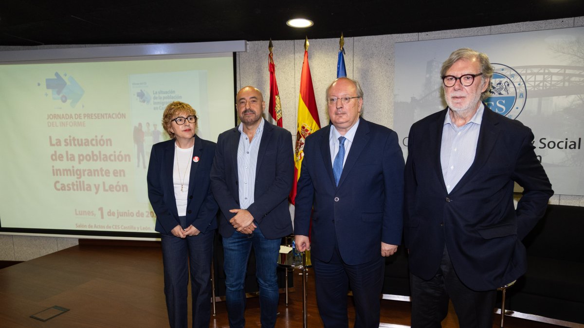 Presentación del Informe ‘La situación de la población inmigrante en Castilla y León’, elaborado a iniciativa propia del Consejo Económico y Social (CES) de Castilla y León, aprobado por unanimidad del Pleno del Consejo. Intervienen el presidente del CESCyL, Enrique Cabero; el secretario general de UGT Castilla y León, Óscar Lobo; la secretaria general de CCOO Castilla y León, Ana Fernández, junto al presidente de CEOE Castilla y León, Santiago Aparicio.