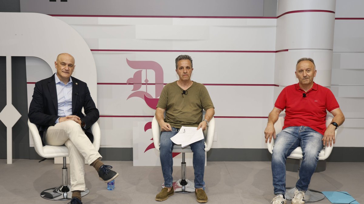 Roberto Robles, director general de Lactiber, Miguel Ángel Zamora, periodista de Diario de León, y José María Fresno, coordinador del grado de Tecnología de los Alimentos y Ciencias Gastronómicas de la Universidad de León. 