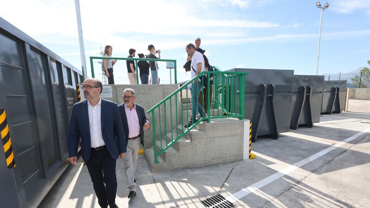 El alcalde Marco Morala y el edil de Medio Ambiente, Carlos Fernández, ayer en el nuevo Punto Limpio a estrenar.