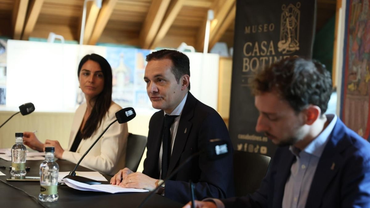 Nadia Teixeira López, Raúl Fernández Sobrino y Carlos Varela Fernández durante la presentación.