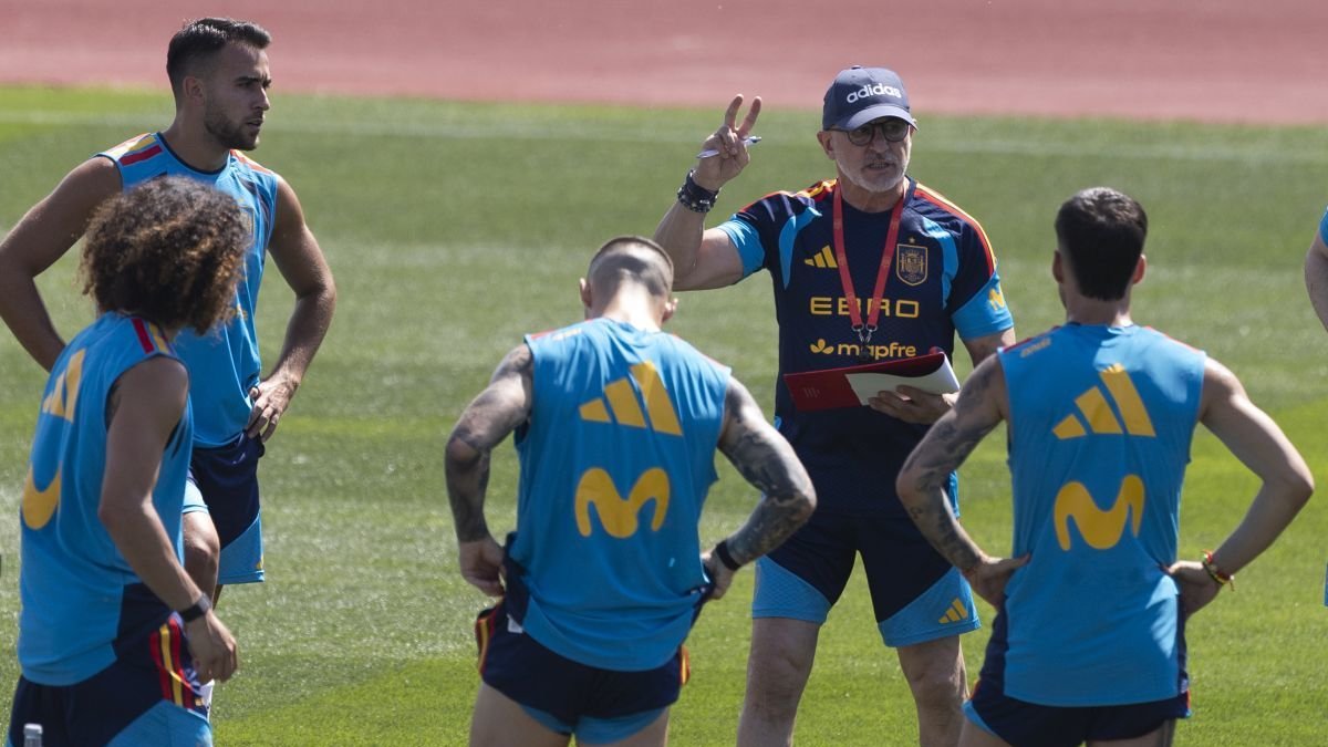 De la Fuente da instrucciones durante el entrenamiento en la Ciudad del Fútbol.