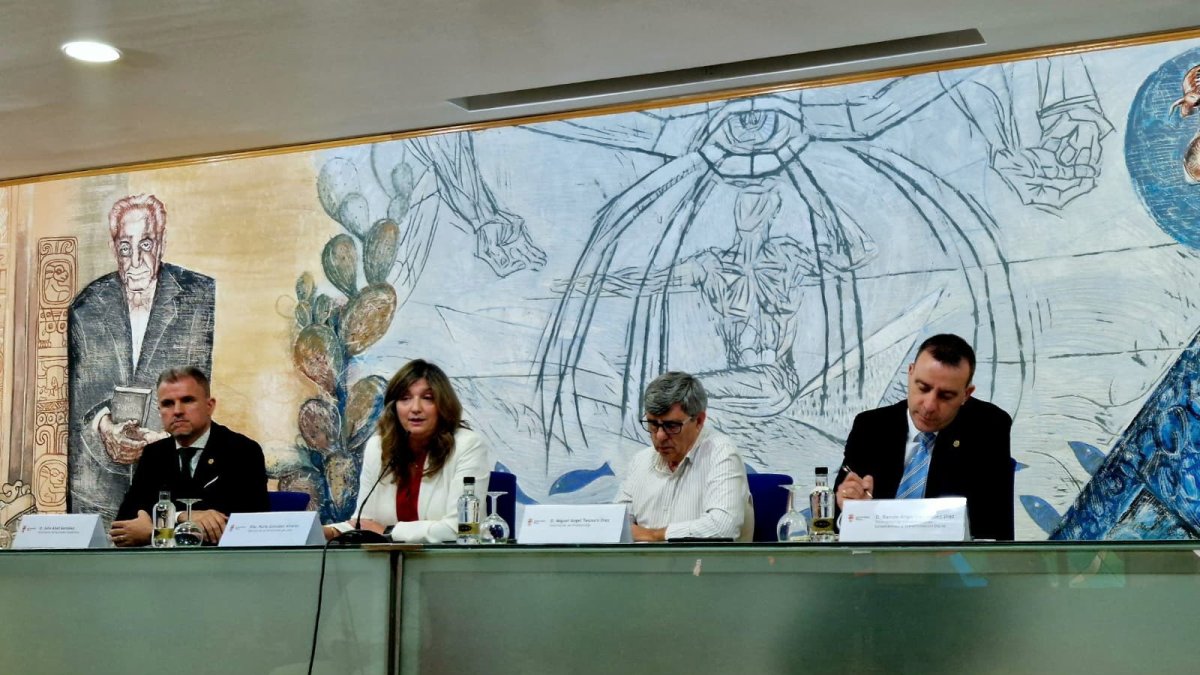 La rectora de la ULE, Nuria González (segunda por la izquierda), acompañada por varios vicerrectores.