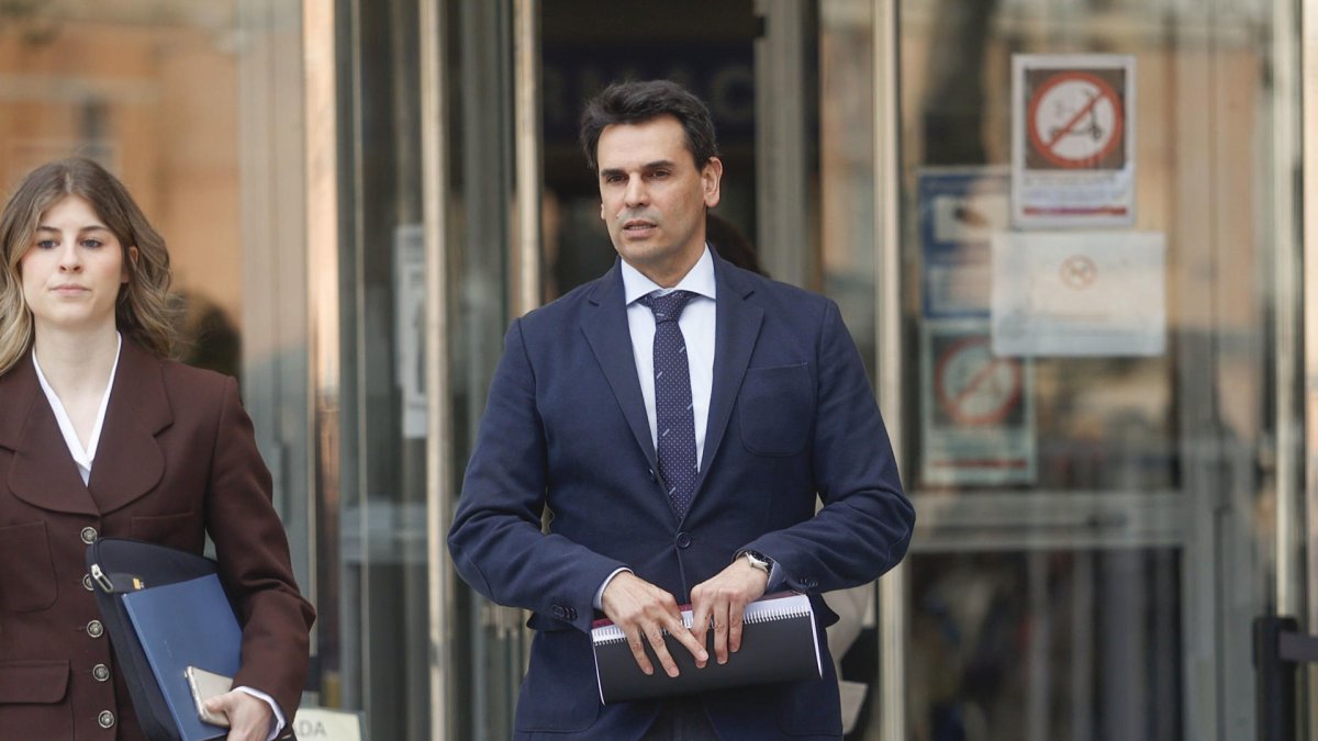 Alberto González Amador, pareja de Isabel Díaz Ayuso, sale de los Juzgados en una imagen de archivo. EFE/ Rodrigo Jimenez.