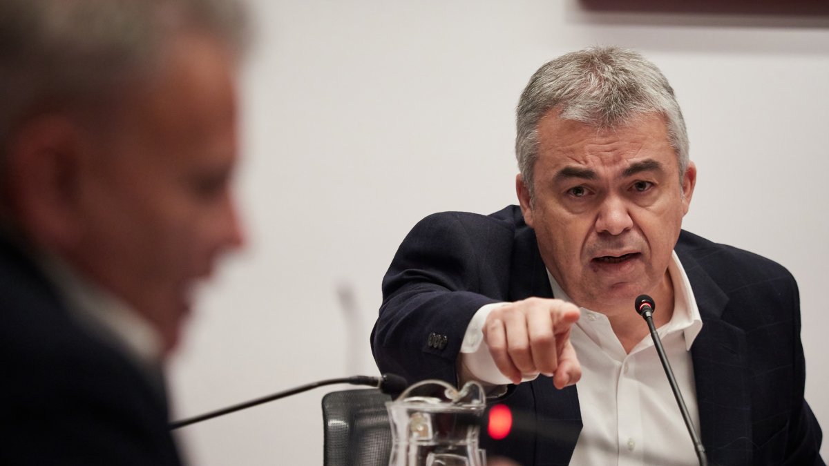 Archivo - El exsecretario de organización del PSOE Santos Cerdán comparece en la Comisión de Investigación sobre adjudicaciones públicas del Parlamento de Navarra, a 11 de febrero de 2026, en Pamplona, Navarra (España).