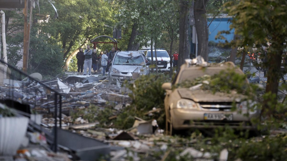 Foto de archivo del pasado 24 de mayo, cuando otro ataque ruso a un edificio residencial en Kiev dejó vehículos y calles cubiertas de escombros. EFE/EPA/SERGEY DOLZHENKO.