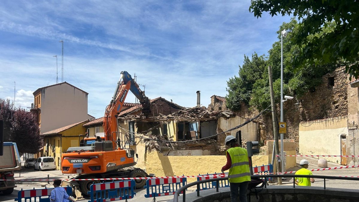 La piqueta trabaja desde primera hora de la mañana para derribar el número 11 de la plaza del Caño de Santa Ana