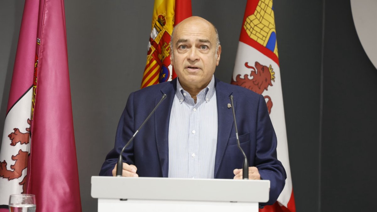 El secretario general de la Academia Leonesa de Gastronomía, Yawar Nazir Alonso, durante su intervención en el VI Congreso de Agroalimentación.