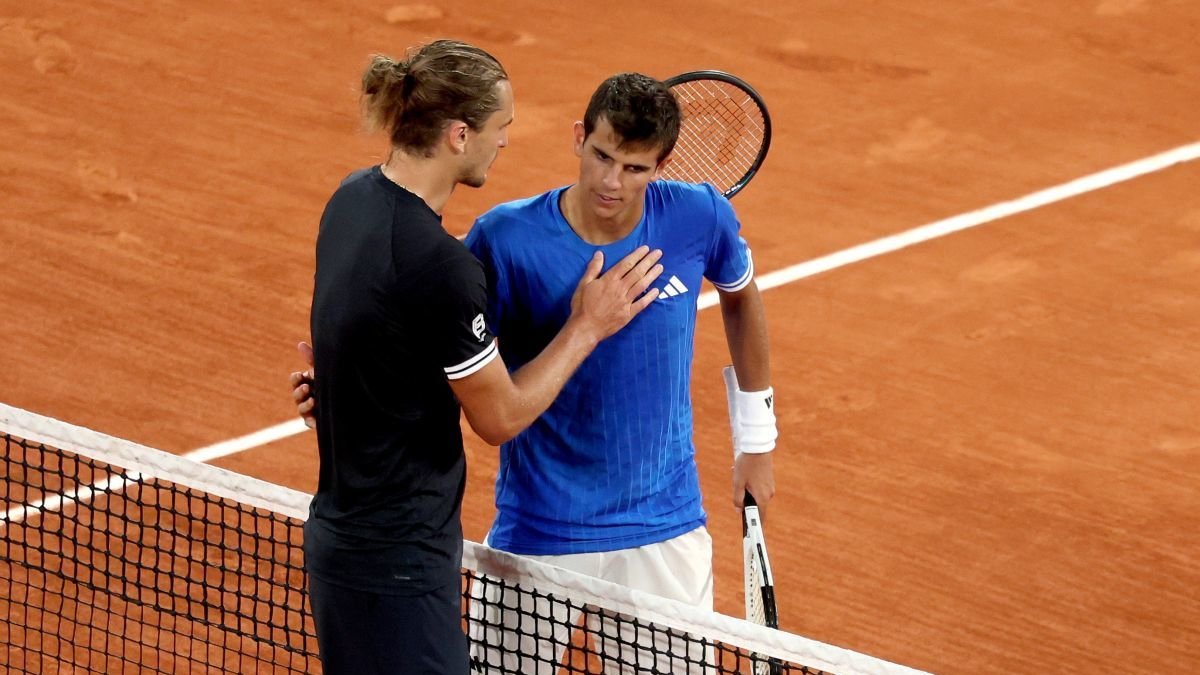 Zverev consuela a Jódar tras su derrota.