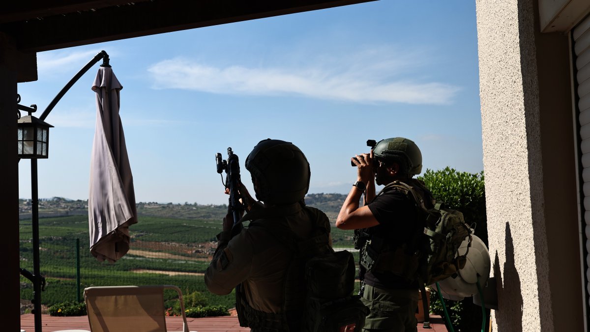 Soldados israelíes vigilan el cielo en busca de un dron FPV en Metula, al norte de Israel.