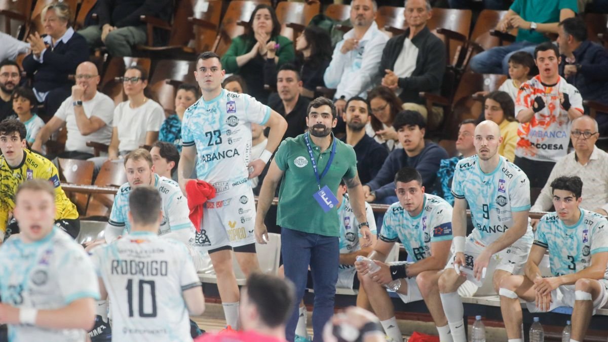 Luis Puertas observa desde el banquillo la evolución del Ademar León durante un partido.