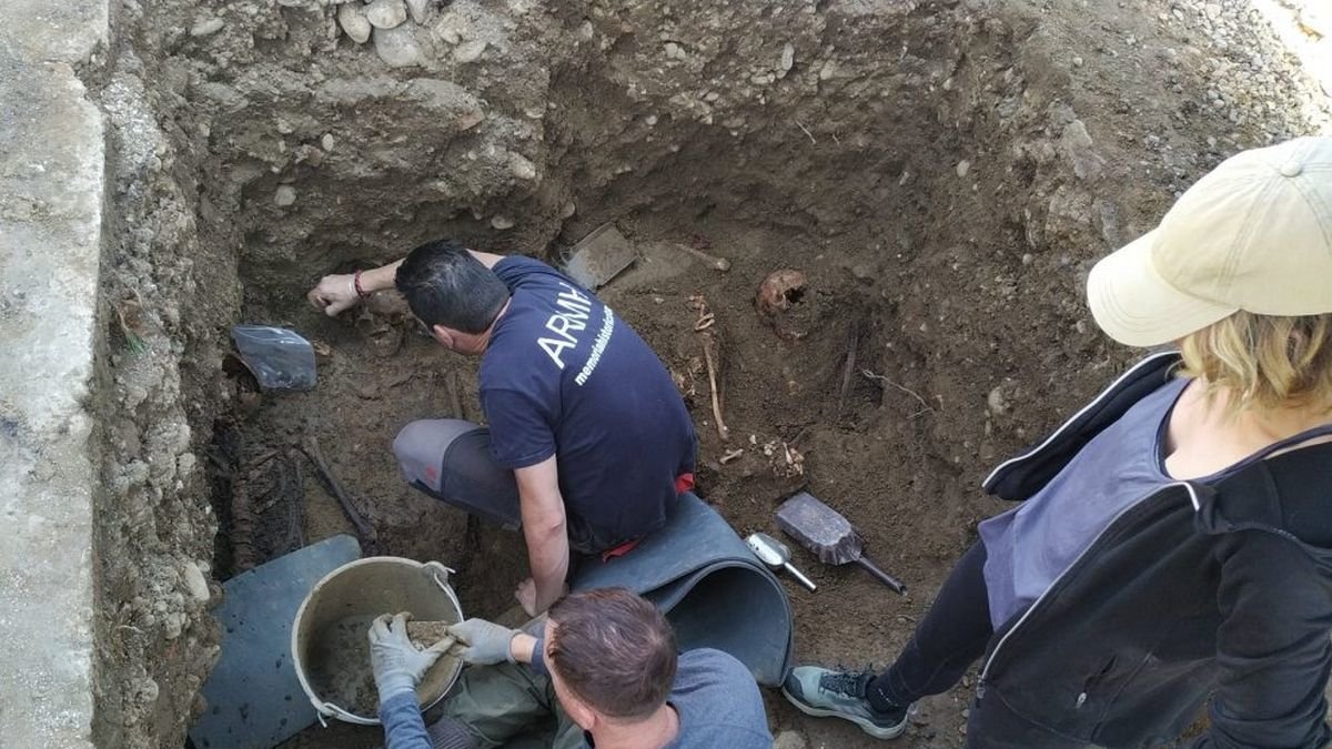 Un momento de la exhumación de 'Los cuatro de Mansilla'.