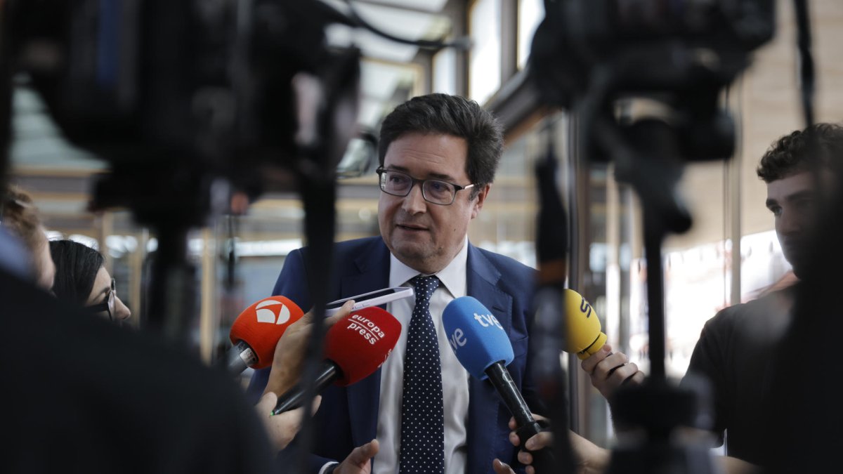 El ministro para la Transformación Digital y de la Función Pública, Óscar López, atiende a la prensa el pasado 27 de mayo. EFE/ Marcos Villaoslada.