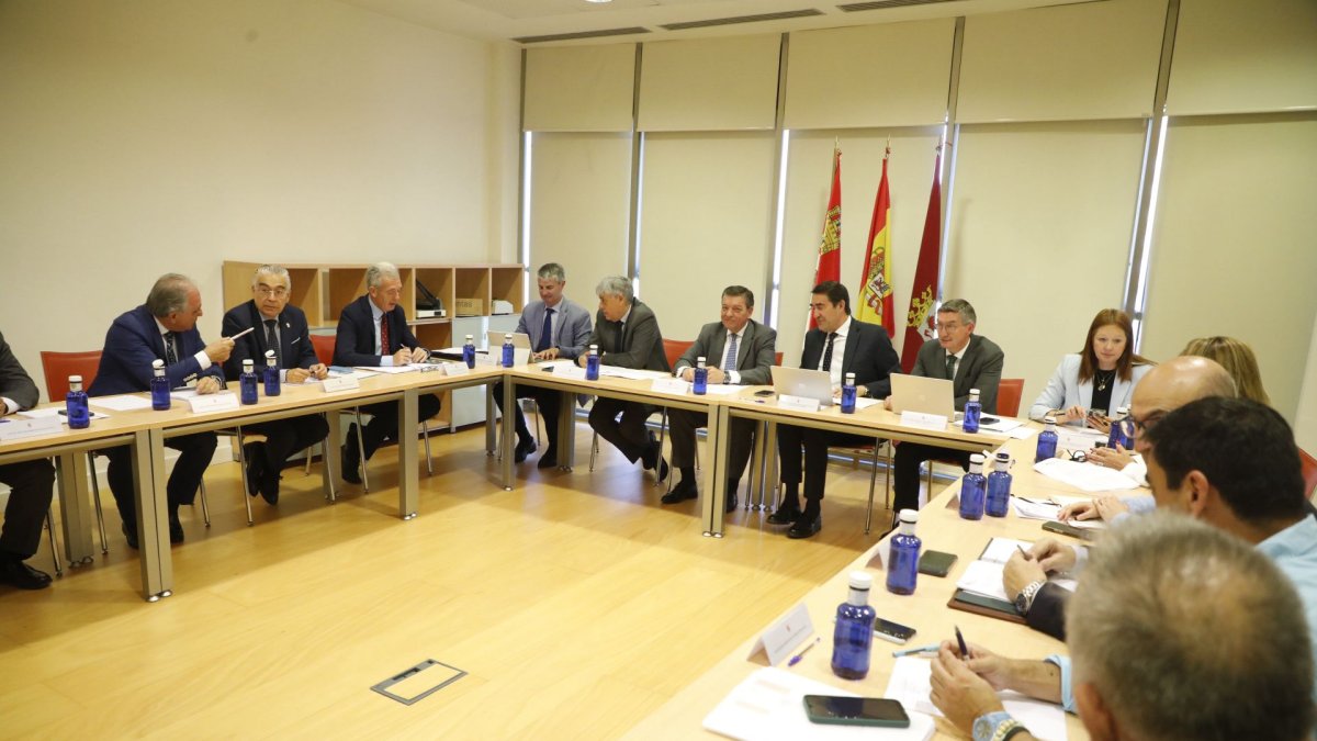 El Centro del Fuego de León acogió esta mañana la reunión de coordinación de la campaña de incendios en Castilla y León.