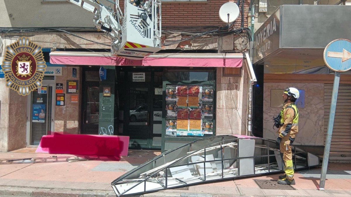 Herida una mujer de 90 años tras desprenderse un cartel publicitario en el centro de León.
