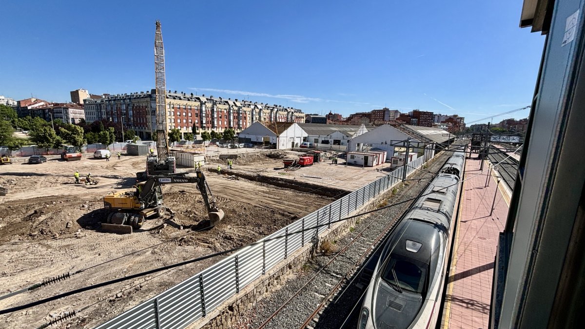 Máquina de pilotes para la obra de la ampliación de la estación de trenes Campo Grande de Valladolid.