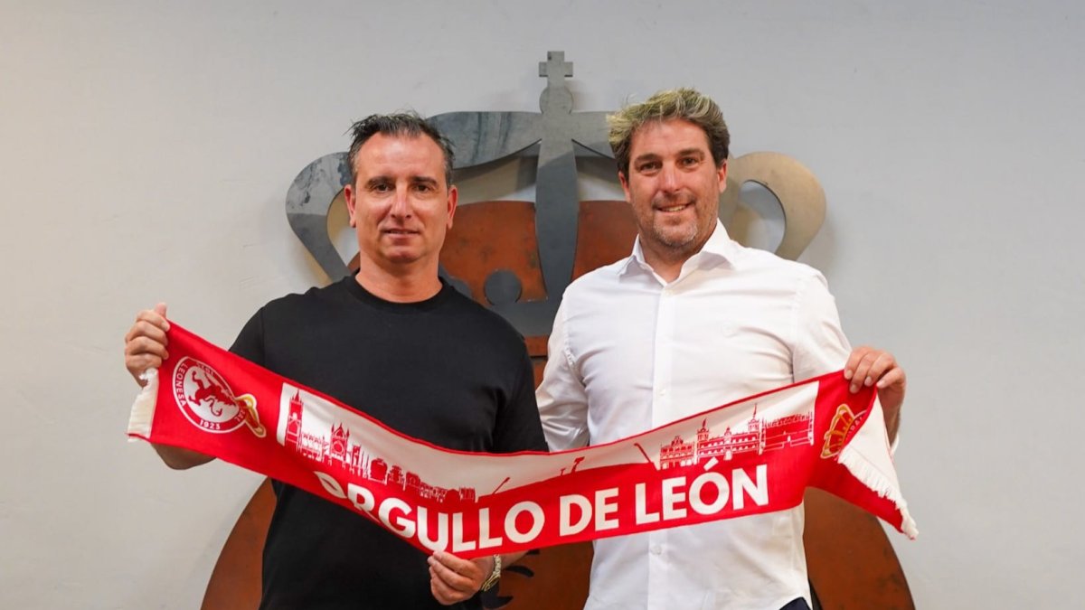 El nuevo entrenador de la Cultural, Jandro Castro, junto al director deportivo Asier Goiria.