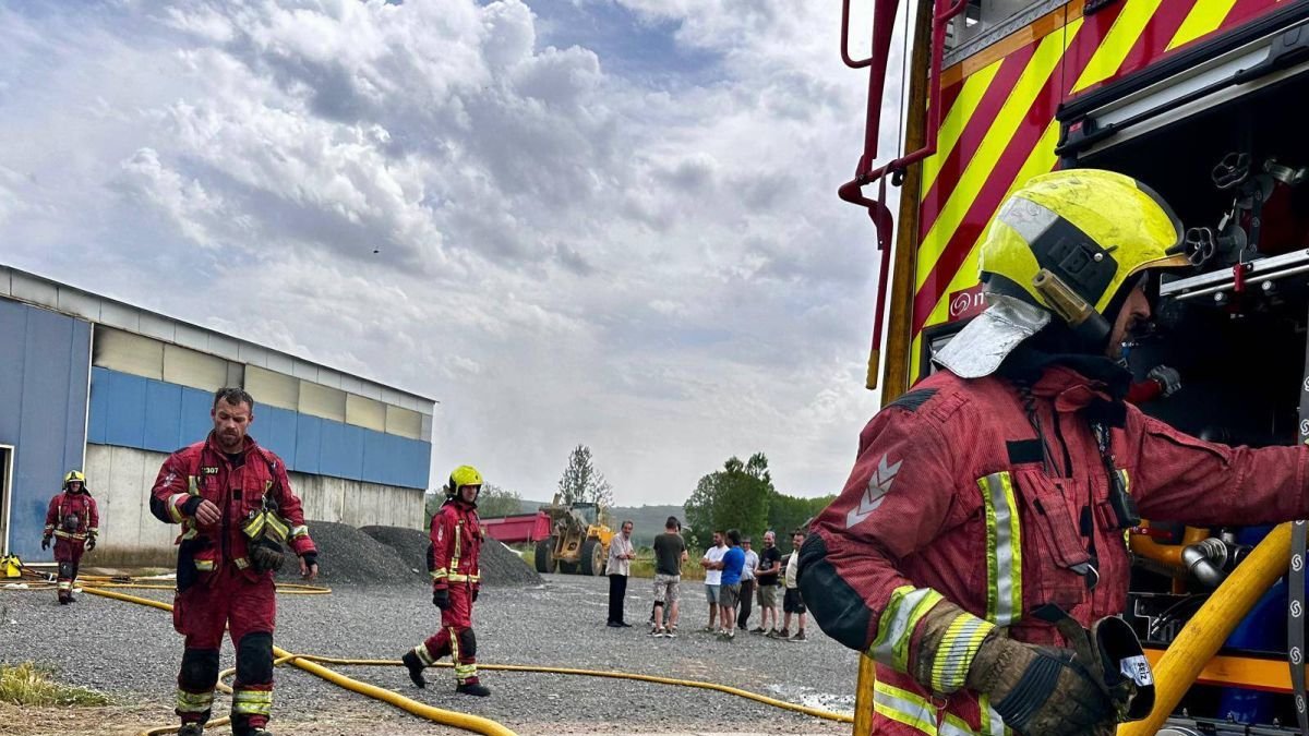 Intervención de los bomberos de León en uno de los municipios del acuerdo con la Diputación.