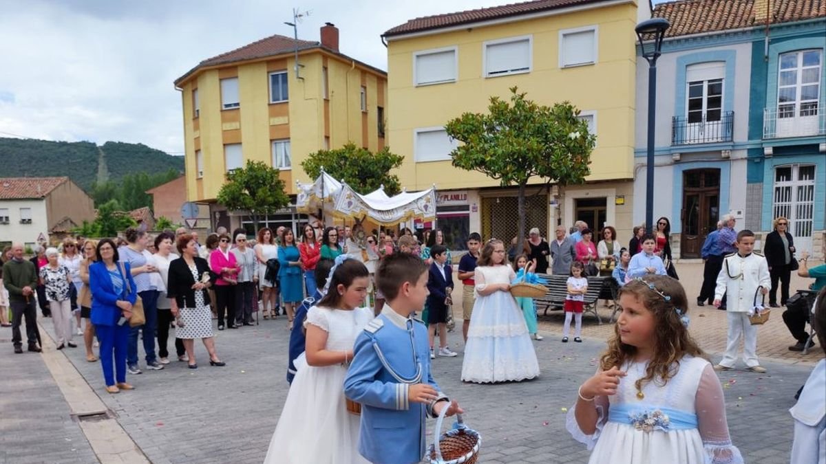 Celebración del Corpus del año pasado, con los niños y niñas vestidas de comunión.